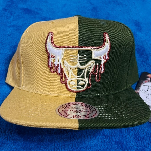 Exclusive Mitchell & Ness Chicago Bulls Half Beige & Green Snapback Deadstock